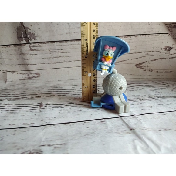 Daisy Duck McDonalds Disney EPCOT SOARIN Around The World Ride Toy 2020 - Picture 2 of 3